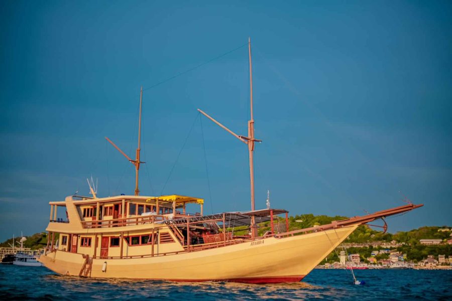 Phinisi Superior Charter